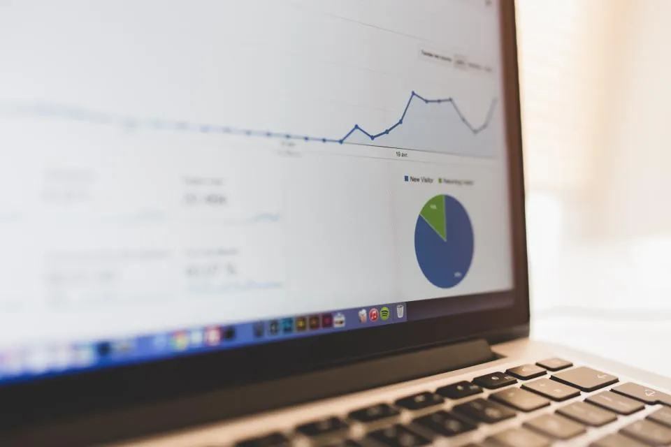Portátil mostrando un dashboard con gráficas