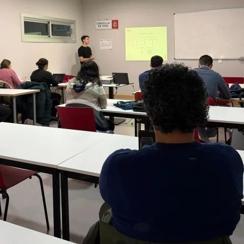 Gabriel Oliveira Carballo teaching a workshop at Vigo Emprende